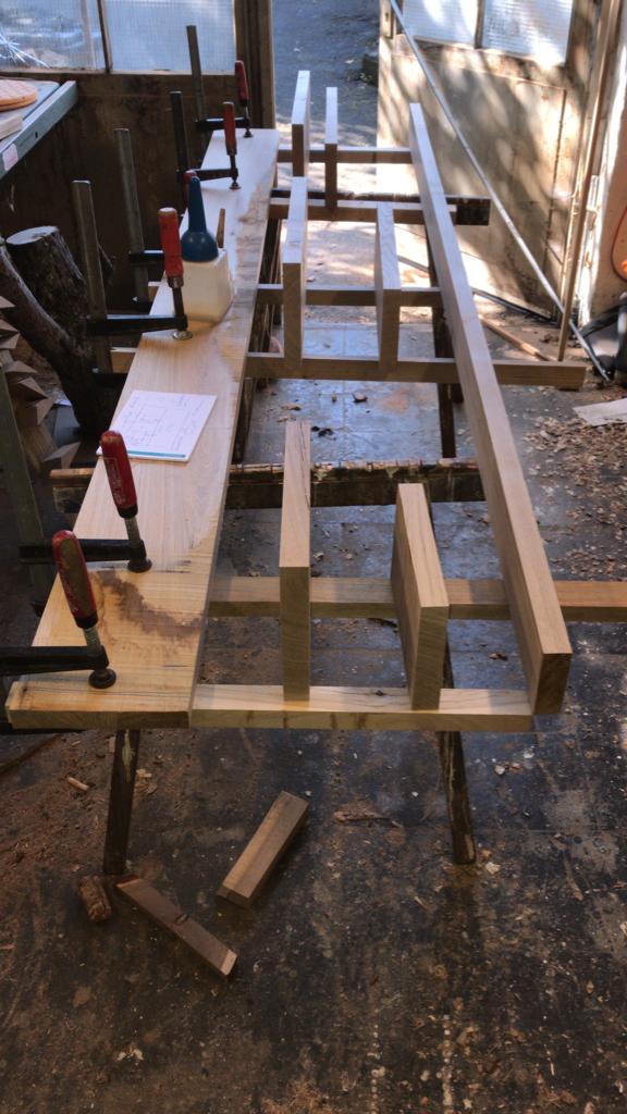 In einer Werkstatt wird ein Holztisch gefertigt.