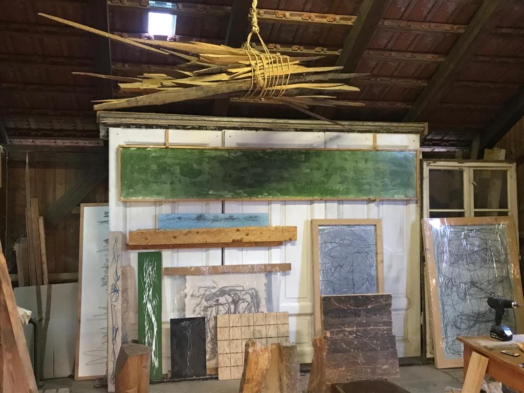 Ein Raum voller Holz und Holzbearbeitungswerkzeuge.