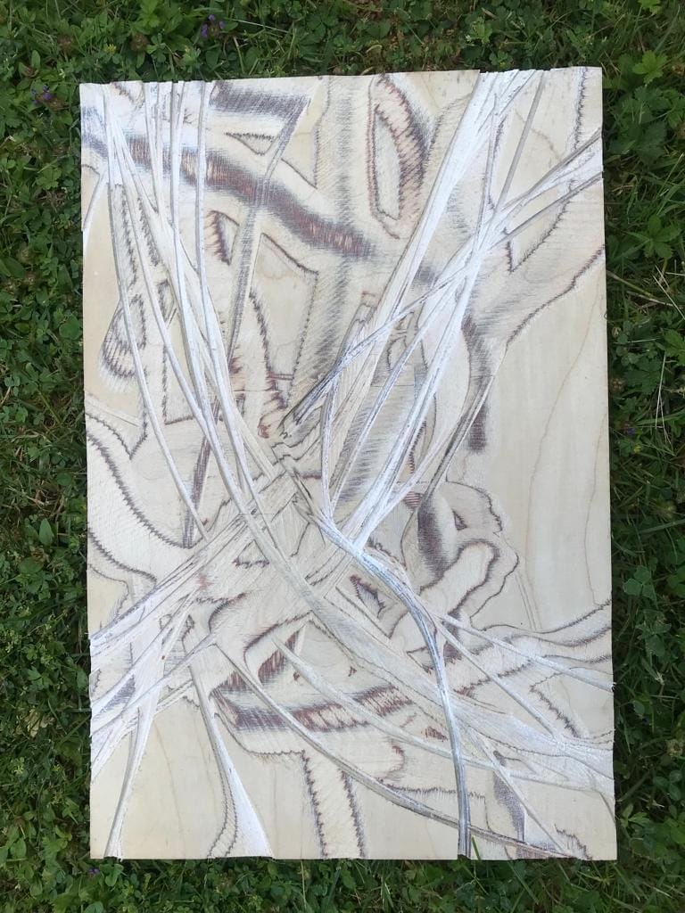 Ein Stück Holz mit weißen Linien darauf.