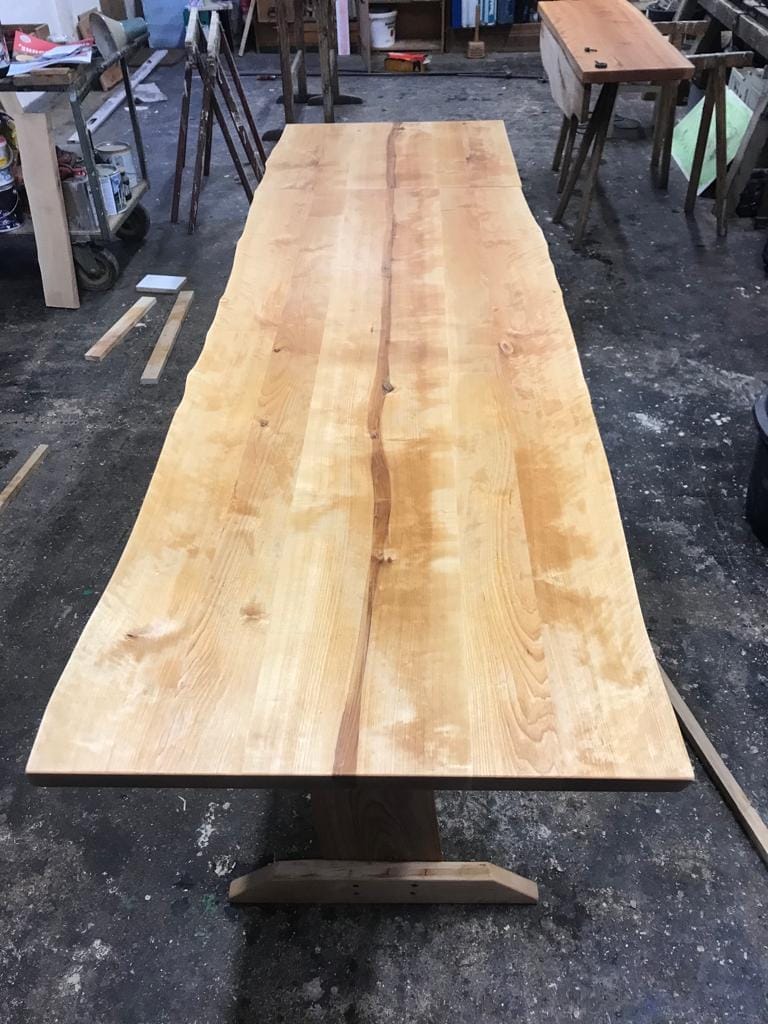 Ein Tisch aus einer Holzplatte.