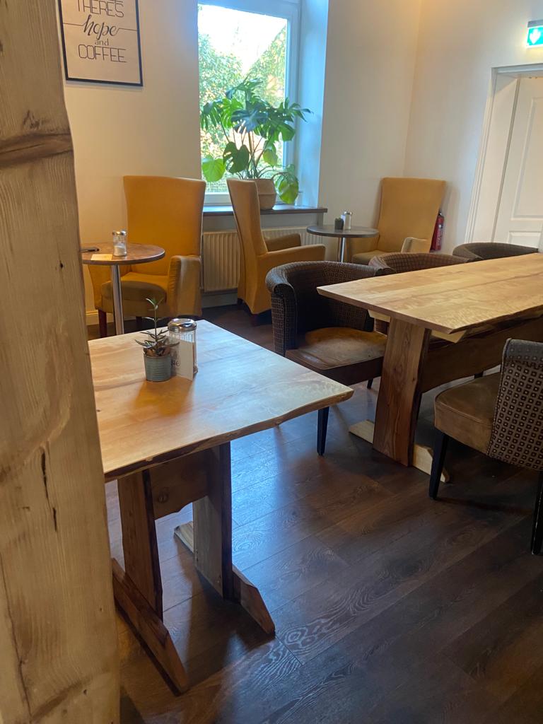 Ein Holztisch und Stühle in einem Restaurant.